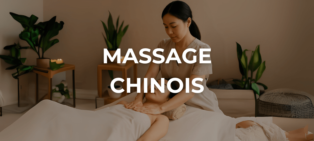Une femme reçoit un massage chinois dans une ambiance paisible, entourée d’une lumière douce et naturelle, avec un thérapeute concentré sur son bien-être.