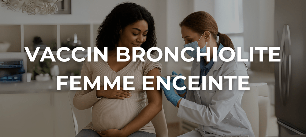 Une femme enceinte reçoit une injection dans le bras par un professionnel de santé en blouse blanche, dans un environnement médical lumineux.