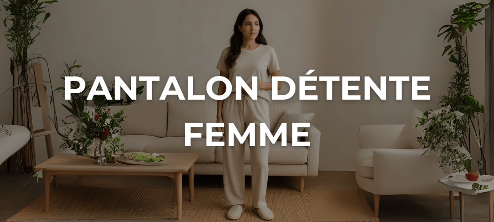 Femme portant un pantalon détente beige dans un salon épuré et apaisant, illustrant le confort et la sérénité