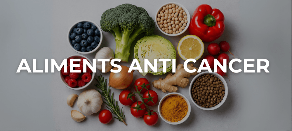 Assortiment de légumes, fruits rouges, légumineuses et épices reconnus comme aliments anti cancer, présentés sur une surface claire.