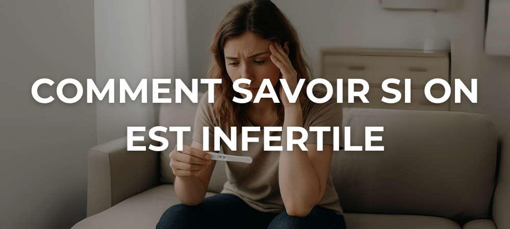 Femme jeune assise sur un canapé, l’air préoccupé, tenant un test de grossesse dans ses mains
