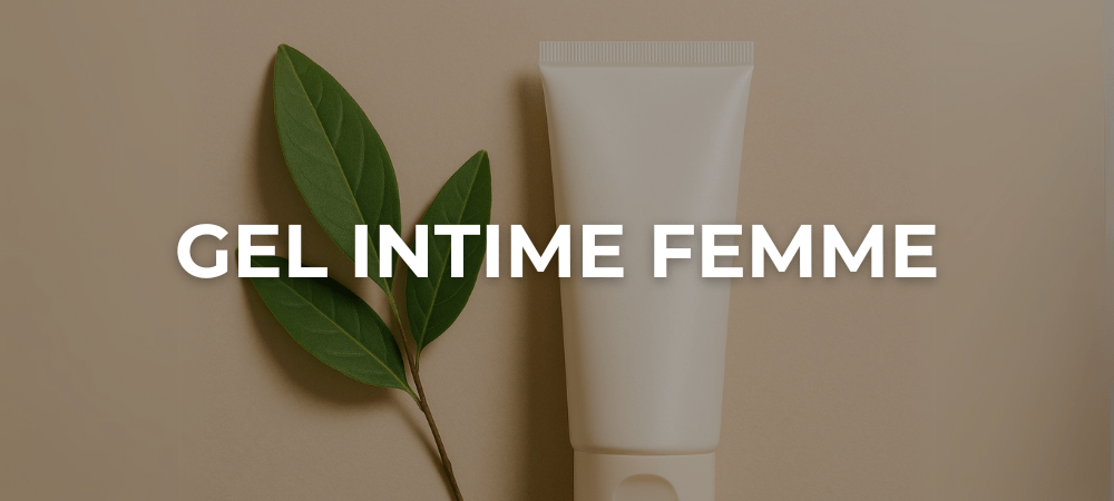 Tube de gel intime posé sur un fond beige, accompagné de feuilles vertes naturelles, dans une mise en scène douce et épurée.