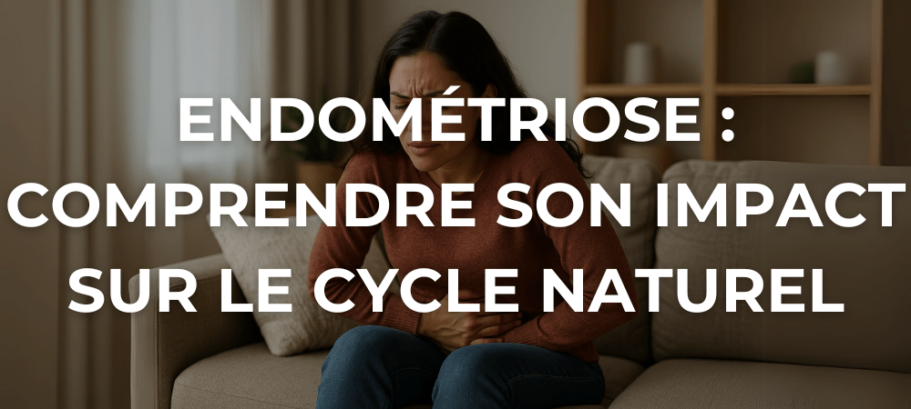 Femme assise sur un canapé, pliée de douleur, tenant son bas-ventre, illustrant les douleurs menstruelles liées à l’endométriose.
