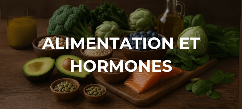 Aliments favorables à l’équilibre hormonal : avocat, saumon, graines, légumes verts et myrtilles disposés sur une table en bois