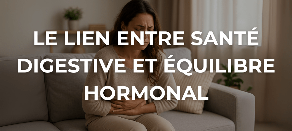 Femme jeune assise sur un canapé, tenant son ventre avec une expression douloureuse, illustrant un inconfort digestif lié au déséquilibre hormonal
