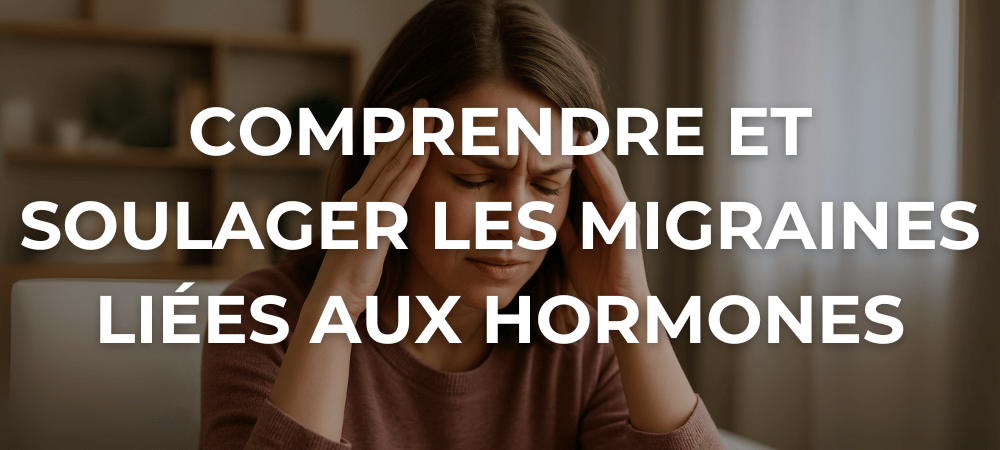 Femme jeune en pleine crise de migraine hormonale, les mains sur les tempes, dans un intérieur calme et lumineux.