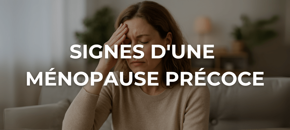 Femme d’une quarantaine d’années assise sur un canapé, les yeux fermés et la main sur le front, exprimant une fatigue intense