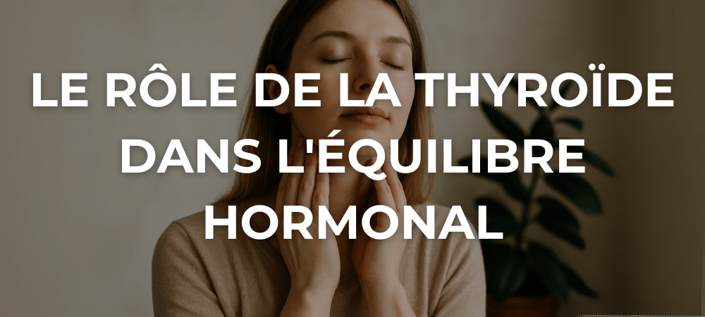 Femme apaisée touchant doucement sa gorge, zone de la glande thyroïde