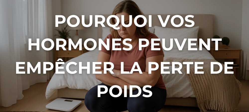 Femme dans la trentaine assise au bord d’un lit, observant une balance au sol, avec une expression préoccupée dans une chambre paisible.
