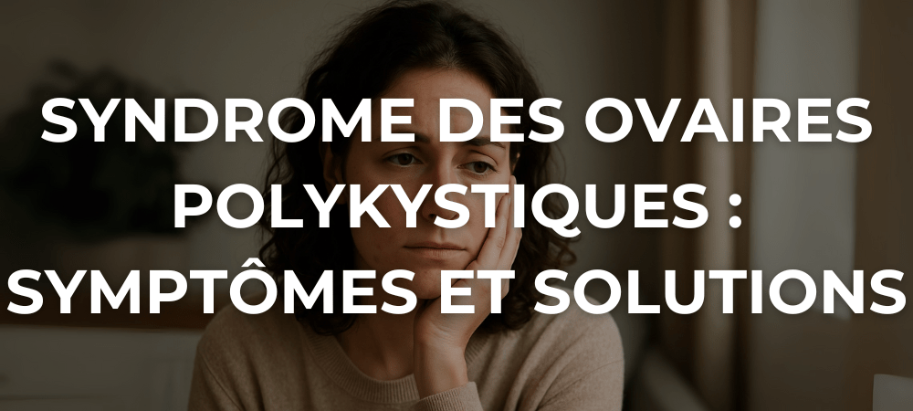 Femme d’une trentaine d’années au teint fatigué, le regard soucieux, posant la main sur sa joue, illustrant les symptômes du syndrome des ovaires polykystiques.