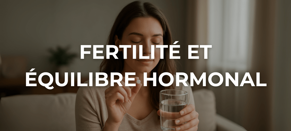 Femme de 30 ans souriante et sereine symbolisant l'équilibre hormonal nécessaire pour optimiser sa fertilité de manière naturelle.